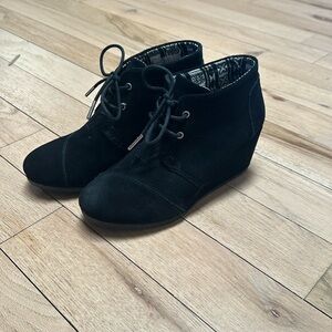 Tom’s  black wedges